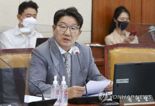권성동 국민의힘 의원이 지난 7일 국회 과방위 국감에서 김제남 원자력안전재단 이사장을 향해 "차라리 혀 깨물고 죽지"라고 한 발언에 대해 해명하고 있다. <연합뉴스>